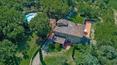 Toscana Immobiliare - Podere con 12 ettari di vigneti, cantina, villa, dépendance e piscina in vendita vicino Arezzo, in Toscana.