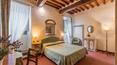 Toscana Immobiliare - Das Spa, das aus einer alten Grotte entstanden ist, beherbergt einen Whirlpool mit Chromotherapie, ein türkisches Bad und eine Erlebnisdusche