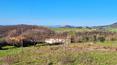 Toscana Immobiliare - Casale panoramico con annessi e 6,5 ha di terreno in vendita nei pressi di Monticchiello, nel cuore della Val d’Orcia, Toscana.