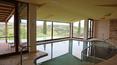 Toscana Immobiliare - Das Anwesen wird durch einen Swimmingpool, ein Wellness-Center und 23 ha Land ergänzt
