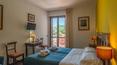 Toscana Immobiliare - Le jardin environnant est agrémenté de terrasses panoramiques, d'une piscine avec solarium et d'un court de tennis