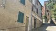 Toscana Immobiliare - La casa di circa 224 mq è disposta su 3 piani e ospita 3 camere e 3 bagni