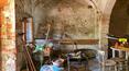 Toscana Immobiliare - Casa del siglo XIII libre por tres lados, situada en el antiguo pueblo de Scrofiano, en el municipio de Sinalunga