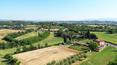 Toscana Immobiliare - Il casale da ristrutturare è situato a pochi passi da un borgo toscano nel comune di Sinalunga