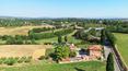 Toscana Immobiliare - Bauernhaus mit zwei Wohnungen, Garage, Nebengebäuden und Land inmitten der toskanischen Landschaft