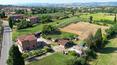 Toscana Immobiliare - Maison rurale avec deux appartements, garage, annexes et terrain, immergée dans la campagne toscane