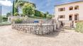 Toscana Immobiliare - La piscina privata con scala romana e solarium regala momenti di puro relax