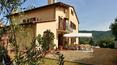 Toscana Immobiliare - La villa è completata da un giardino con prato inglese, un gazebo e un'area parcheggio