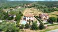 Toscana Immobiliare - I materiali scelti per le finiture, come i pavimenti in cotto e gli infissi in legno, richiamano la tradizione toscana