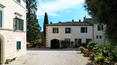 Toscana Immobiliare - Di fronte alla villa sorge un ampio giardino all’italiana con vialetti, aiuole, piante secolari e pini