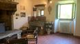 Toscana Immobiliare - Partie de la ferme restaurée en style toscan avec cheminées, jardin, système photovoltaïque et vues panoramiques