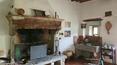 Toscana Immobiliare - Teil eines im toskanischen Stil restaurierten Bauernhauses mit Kaminen, Garten, Fotovoltaikanlage und Panoramablick