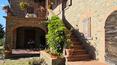 Toscana Immobiliare - La proprietà è accessibile mediante un viale privato costeggiato da cipressi secolari
