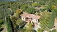 Toscana Immobiliare - El cortijo presenta piedra arenisca toscana vista, vigas de madera antigua y suelos de terracota roja