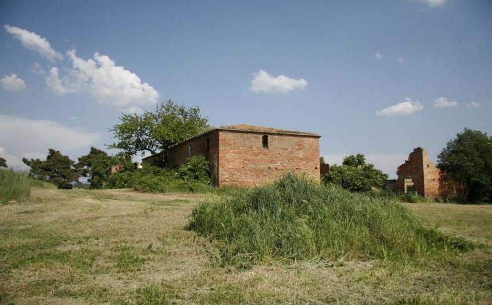 Toscana Immobiliare - farmhouse to restore for sale in the area of Montepulciano on hilltop position