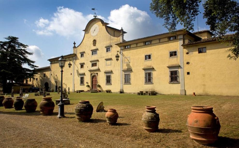 Toscana Immobiliare - fronte della villa principale della proprietà unica di prestigio vicino firenze: villa del 500 con casa colonica 10 ha di terreno con uliveti, vigneti, bosco e giardini; lusso, prestigio proprietà unica posizione di campagna collinare; presente anche picc