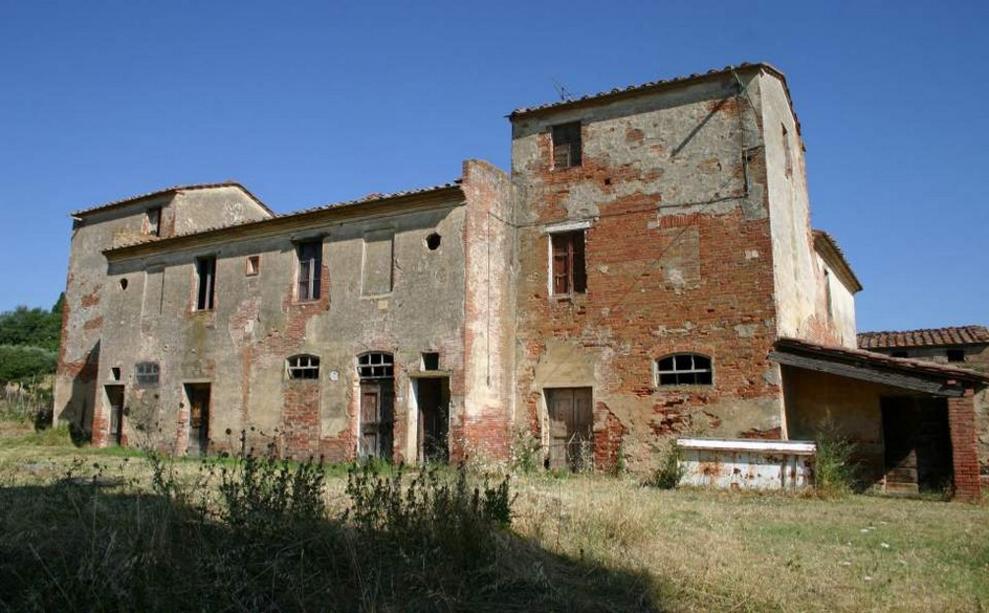 Toscana Immobiliare - typical tuscan property for sale; Complesso colonico da recuperare a Sinalunga, Siena; Rural Village to renovate close to Siena