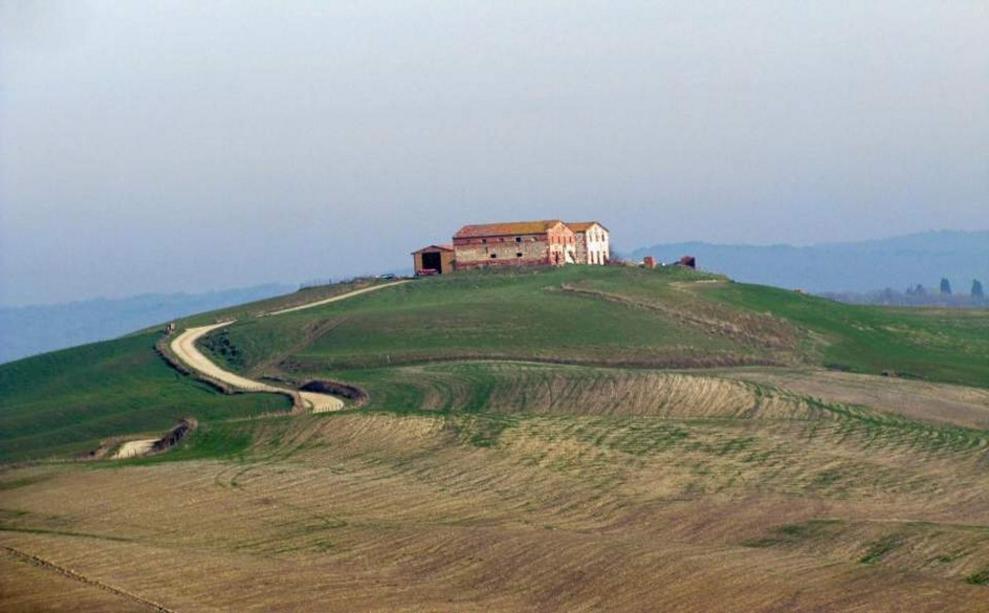 Toscana Immobiliare - i casolari in vendita godono di una vista magnifica sulle crete senesi e sulla città di siena, Asciano; the farmhouses on sale enjoy of a beautiful views