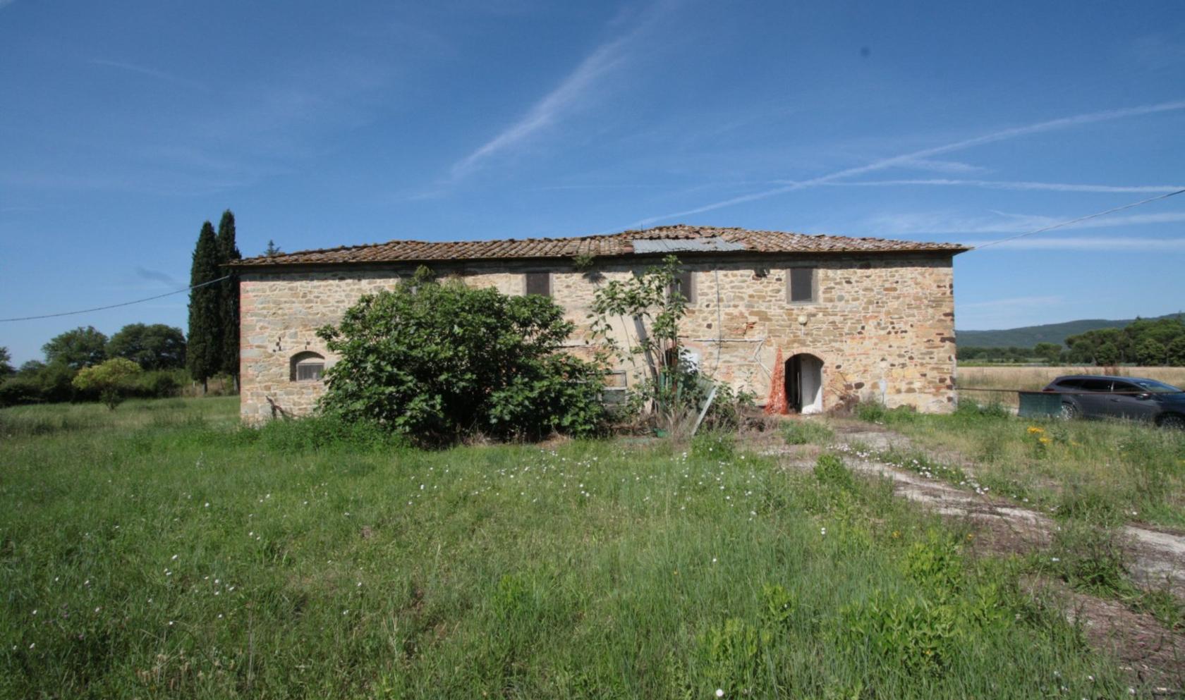 Toscana Immobiliare - Property with stone farmhouse, two outbuildings and 16 ha of land.