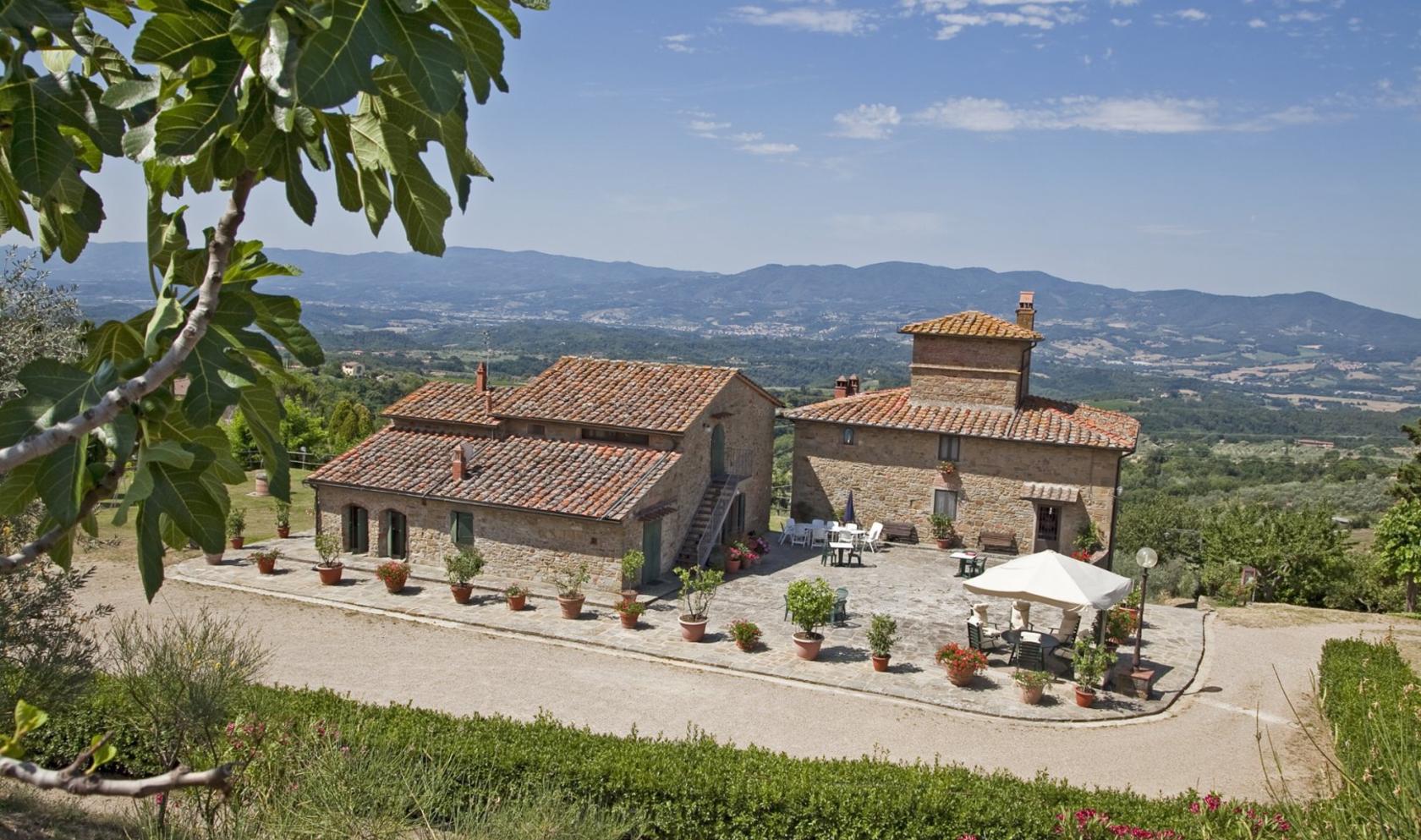 Toscana Immobiliare - The estate is composed of a series of restored, elegantly furnished buildings: one principal land house over two floors and additional four stone outbuildings.