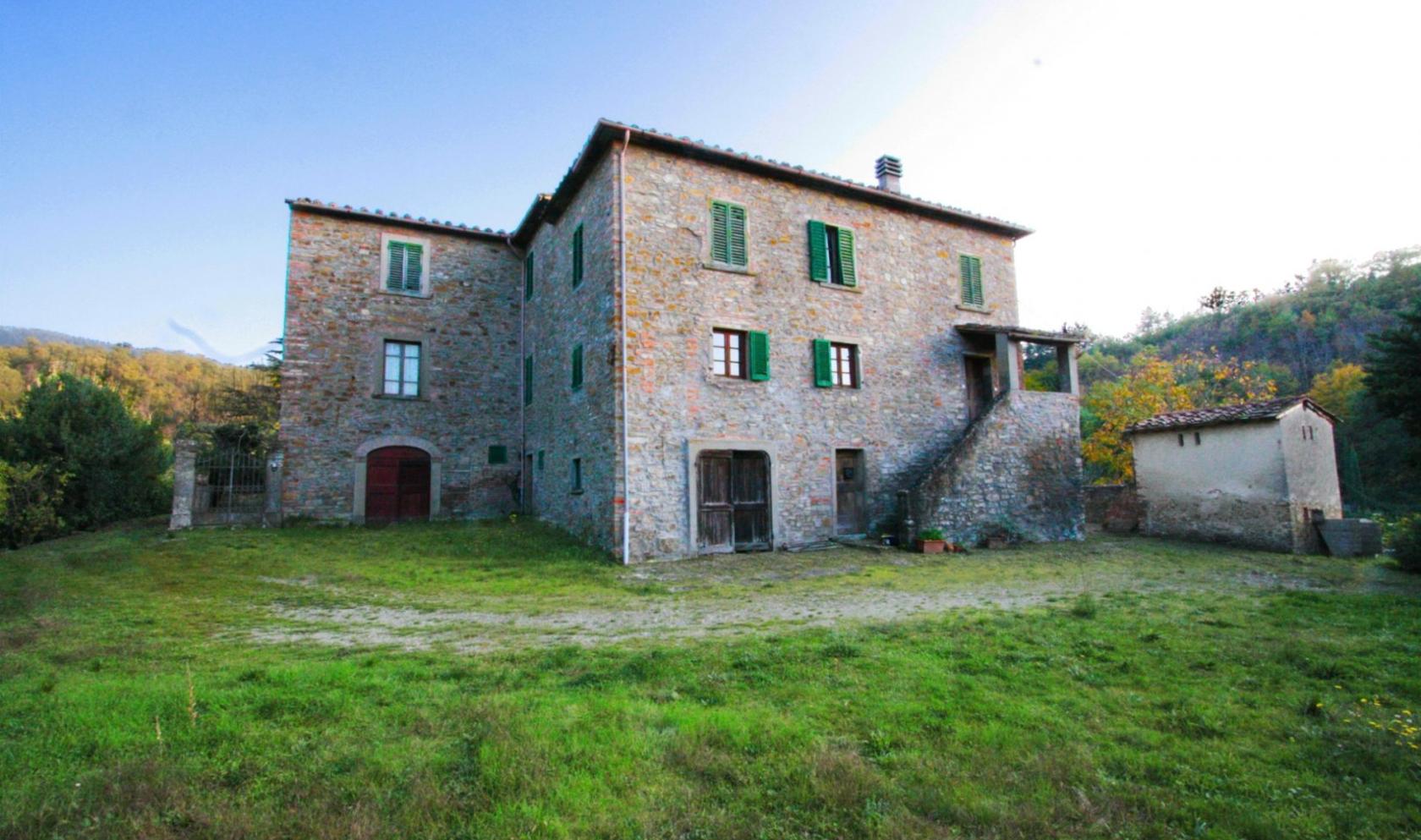 Toscana Immobiliare - Just 3 km from Arezzo, in Tuscany, in panoramic position, farmhouse surrounded by a private park that guarantees absolute privacy.