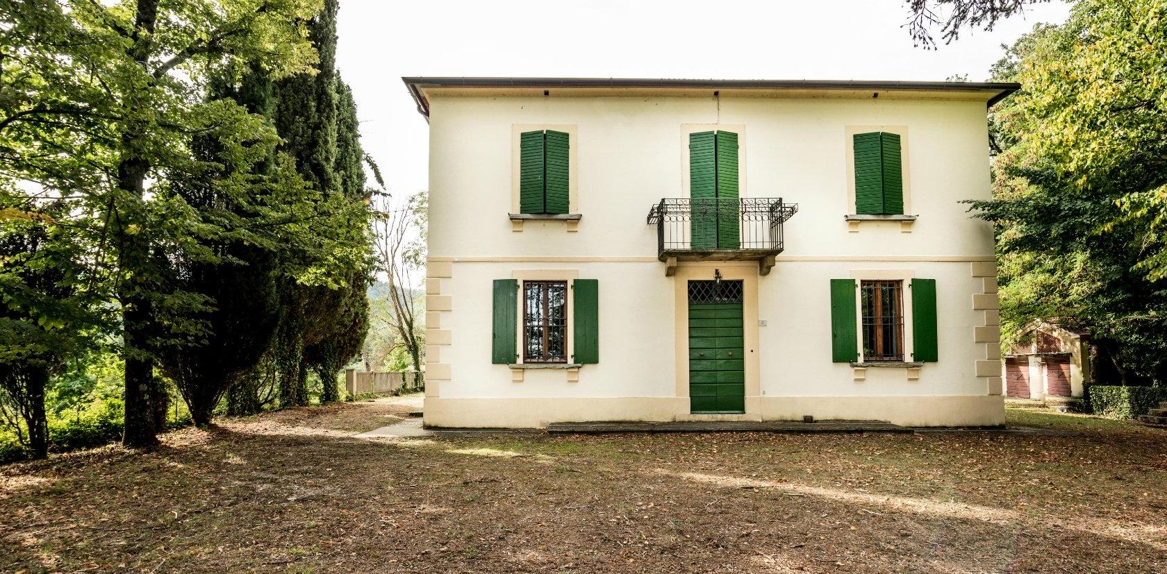 Toscana Immobiliare - The property is composed of the main villa, the guest house and dependance