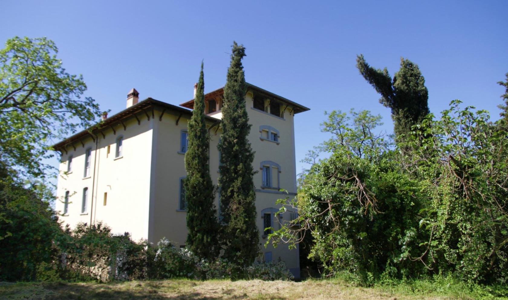 Toscana Immobiliare - Villa liberty style sale about 5 km from the city of Arezzo.