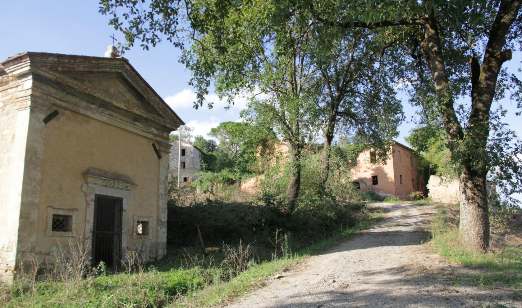 Toscana Immobiliare - The property consists of five houses, 3 outbuildings and a small church