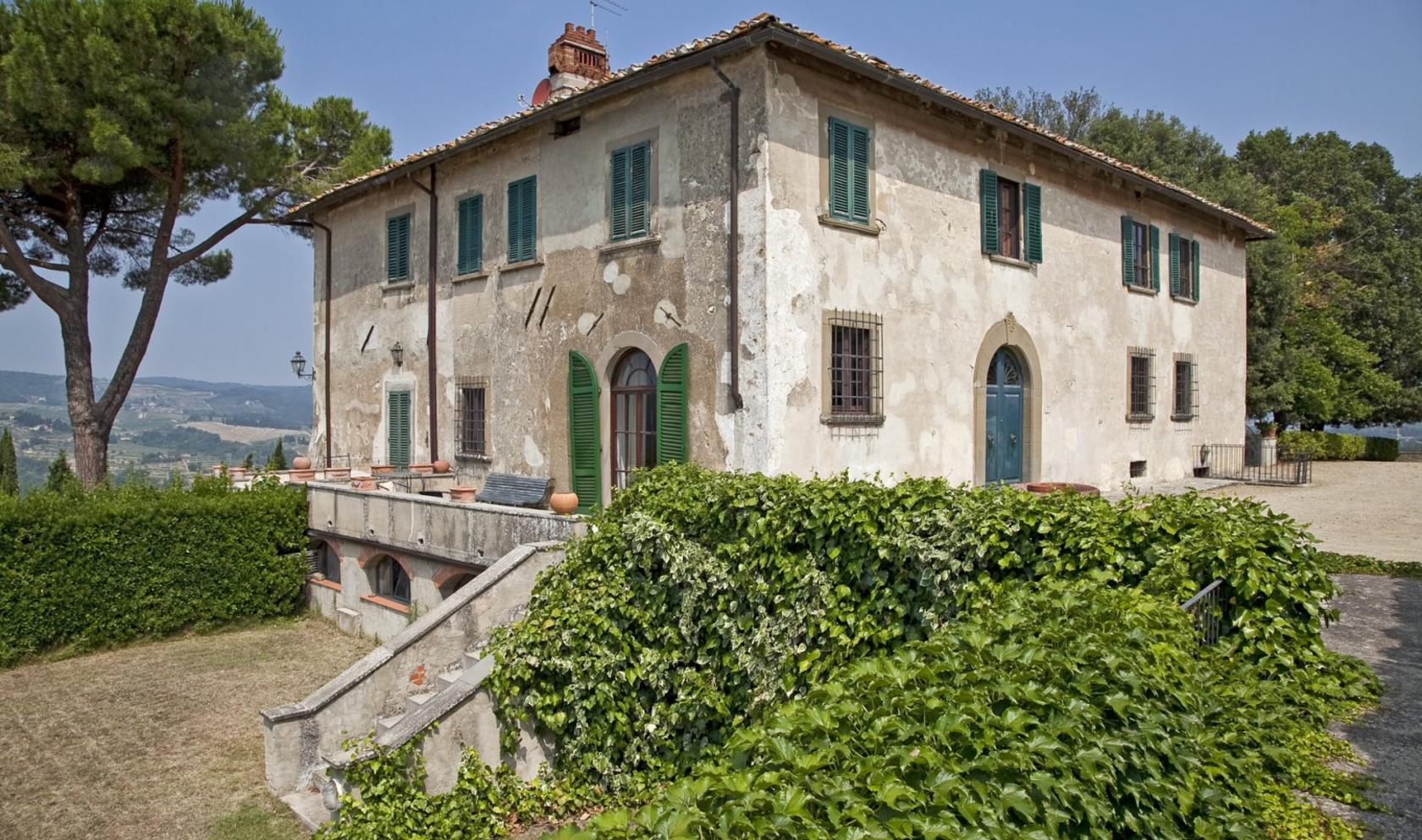 Toscana Immobiliare - The villa has a surface of about 900 sqm and it is spread over 3 floors, plus the basement of the year 1000.