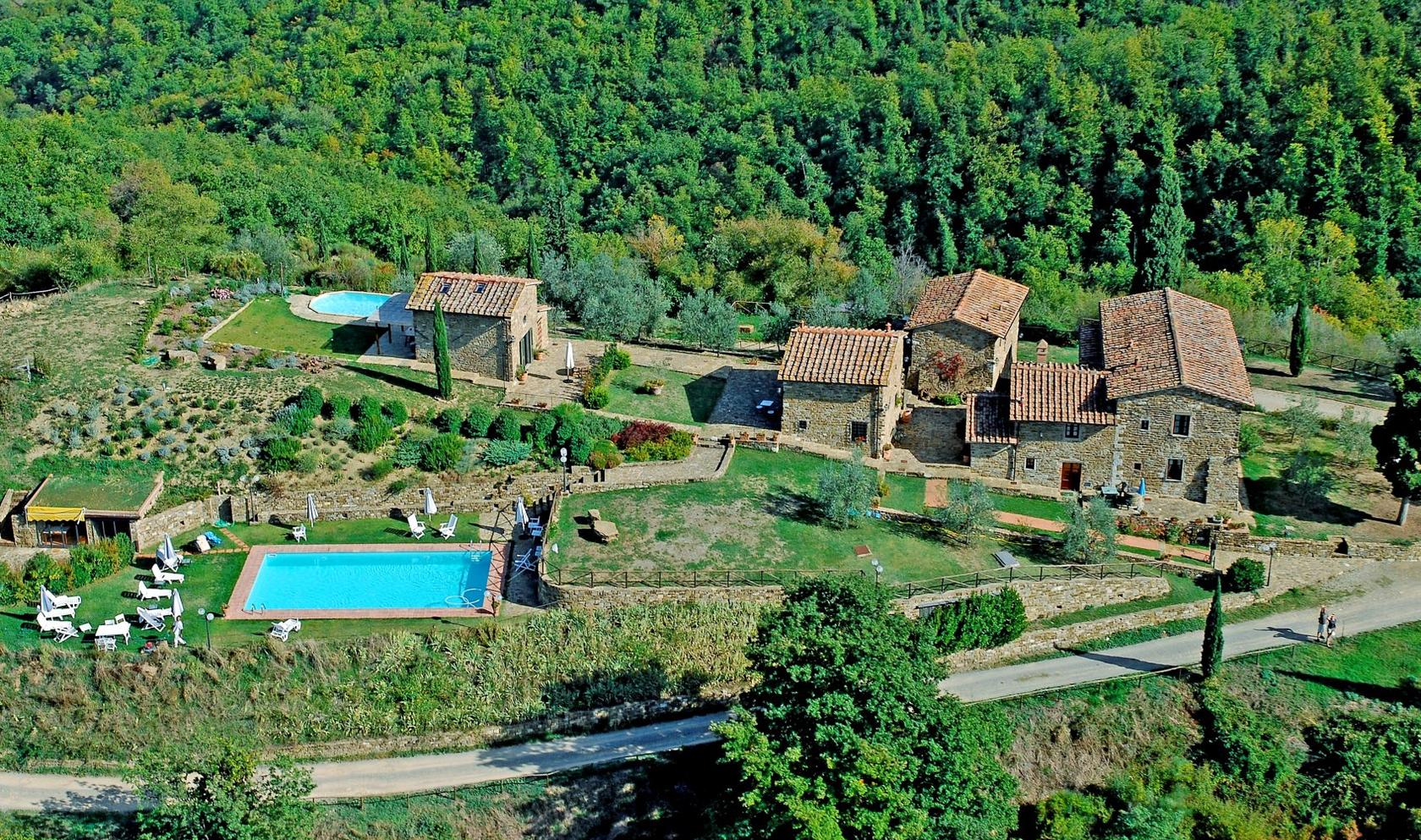 Toscana Immobiliare - restored country houses with large land and fields for sale