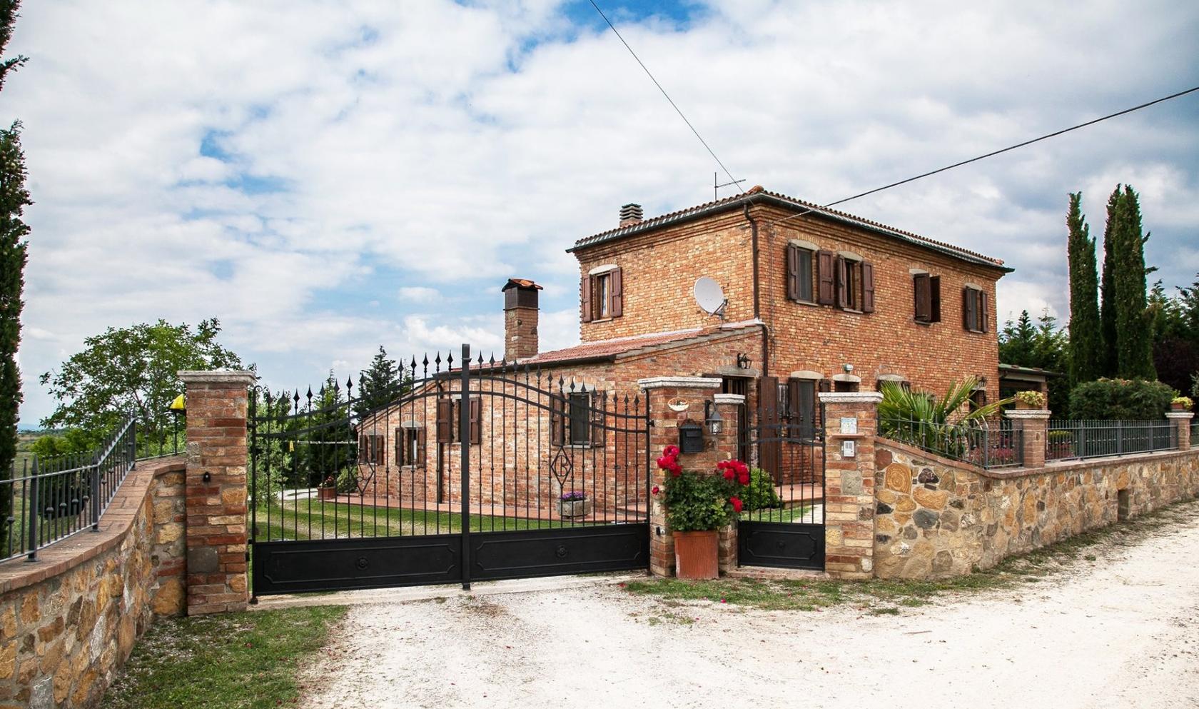 Toscana Immobiliare - Restored rural property in Tuscany 