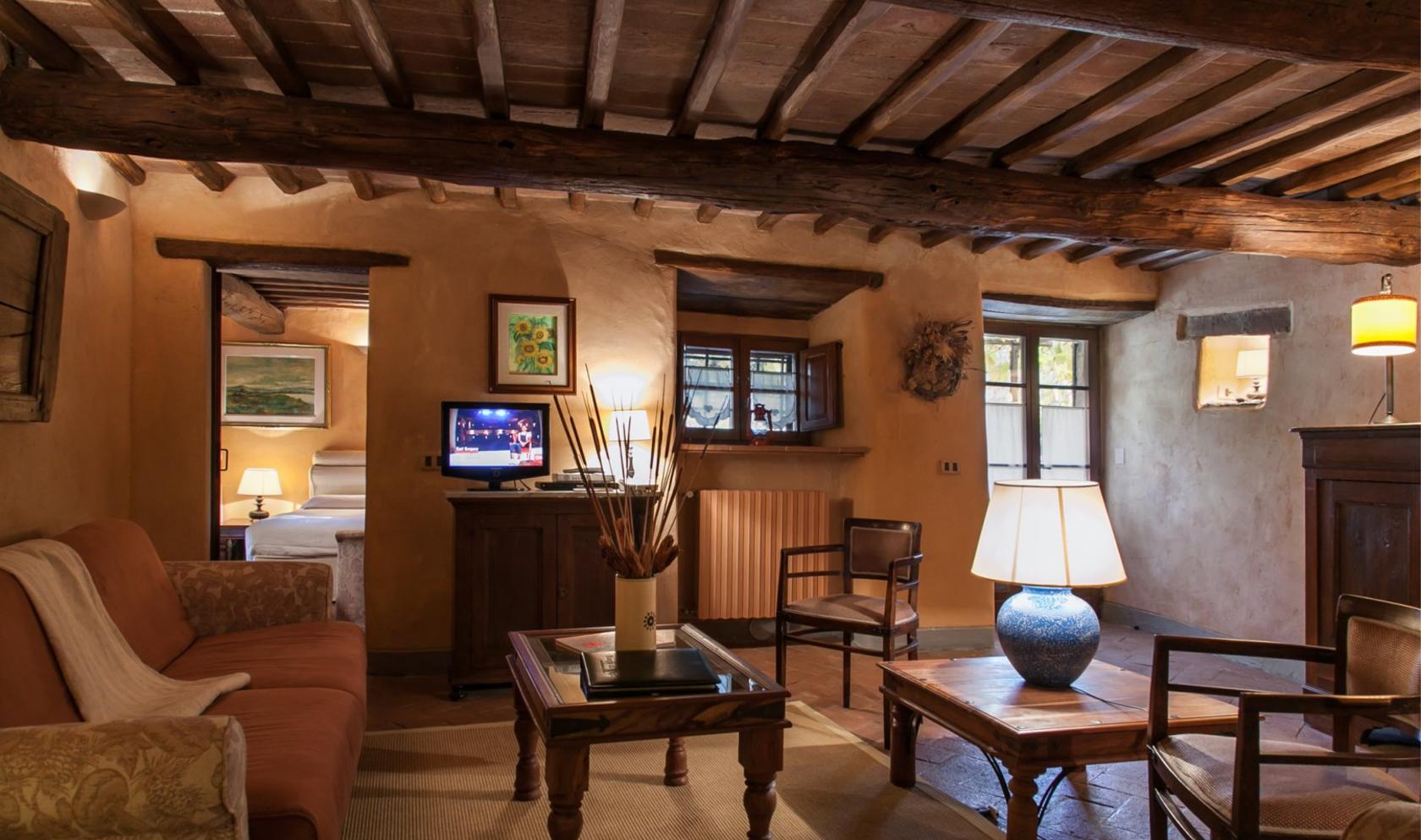 Toscana Immobiliare - The residence has a large open plan sitting room and dining area, with comfortablesofas, rural wooden dining table and benches