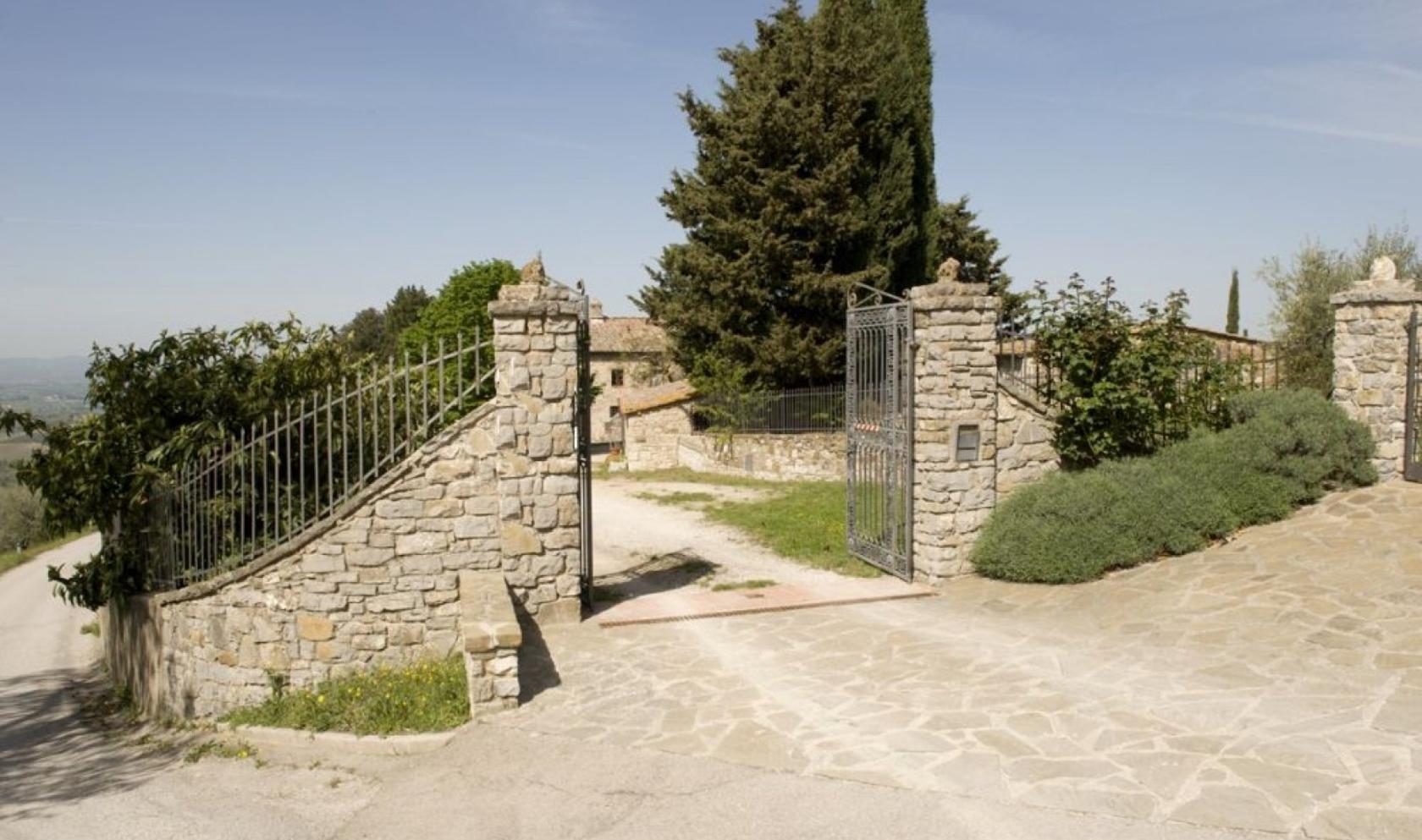 Toscana Immobiliare - For sale in Chianti area prestigious farm with excellent production of wine and oil