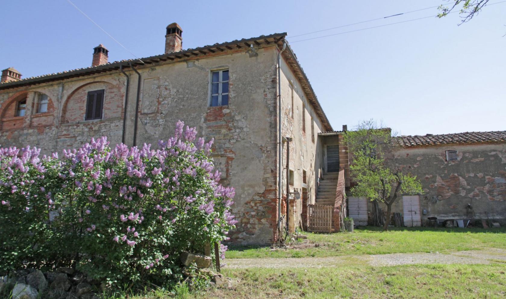 Toscana Immobiliare - Podere in vendita in aperta campagna, composto da 11 ha di terreno completamente pianeggiante e da un casale da restaurare.