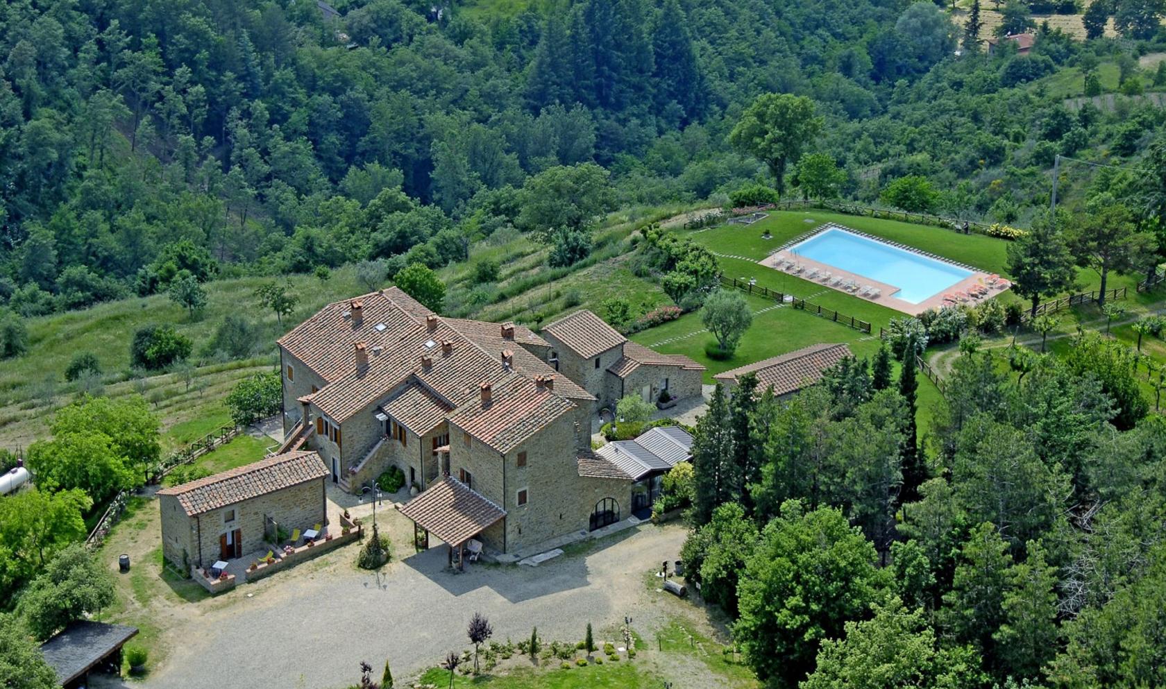 Toscana Immobiliare - Proprietà immobiliare con piscina in vendita in provincia di Arezzo