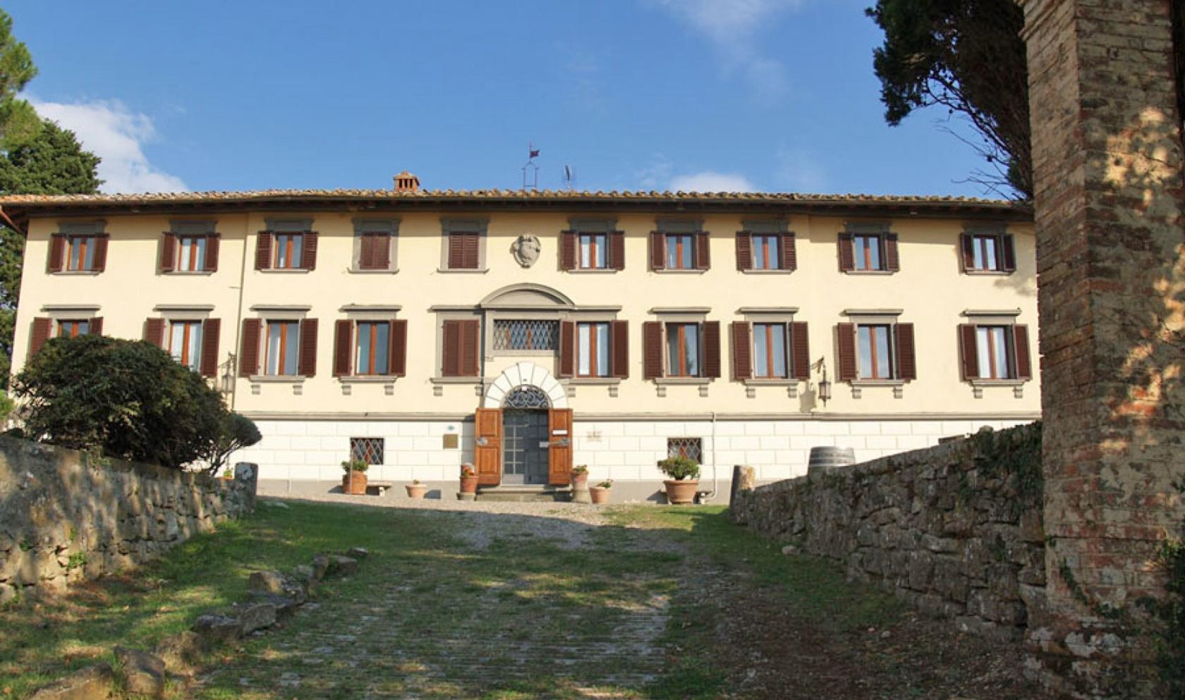 Toscana Immobiliare - Property of 180 hectares in the Chianti area with hotel, restaurant, vineyards and winery.