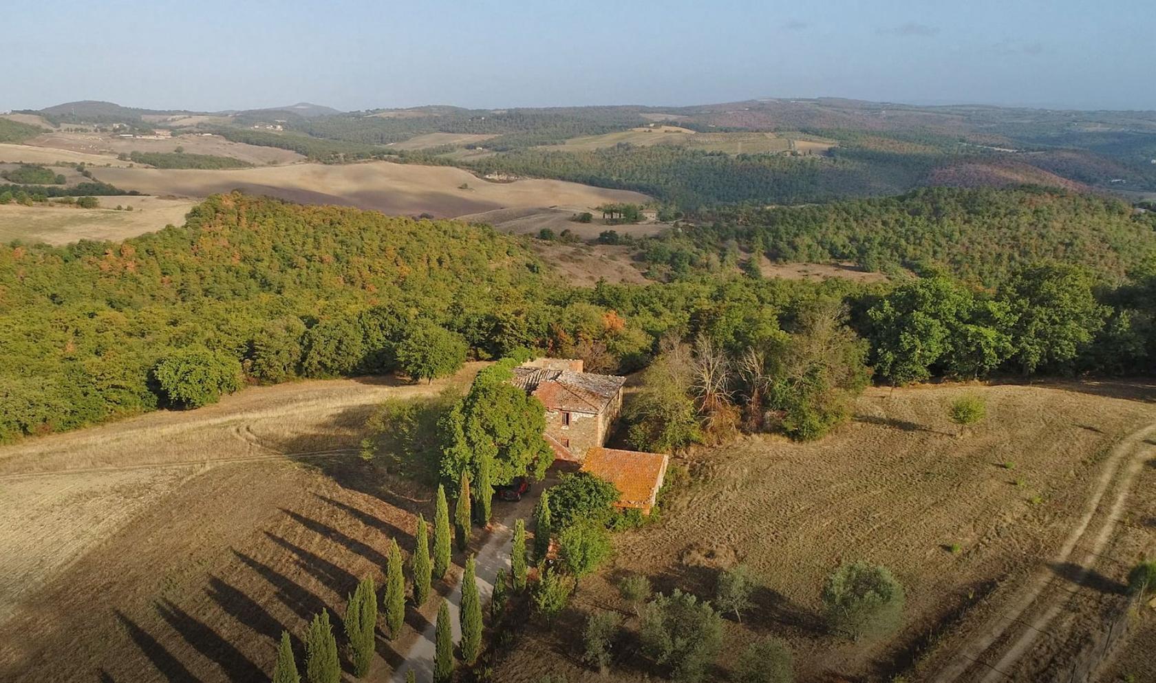 Toscana Immobiliare - Estate for sale in Tuscany of over 100 hectares with hunting reserve and farmhouses
