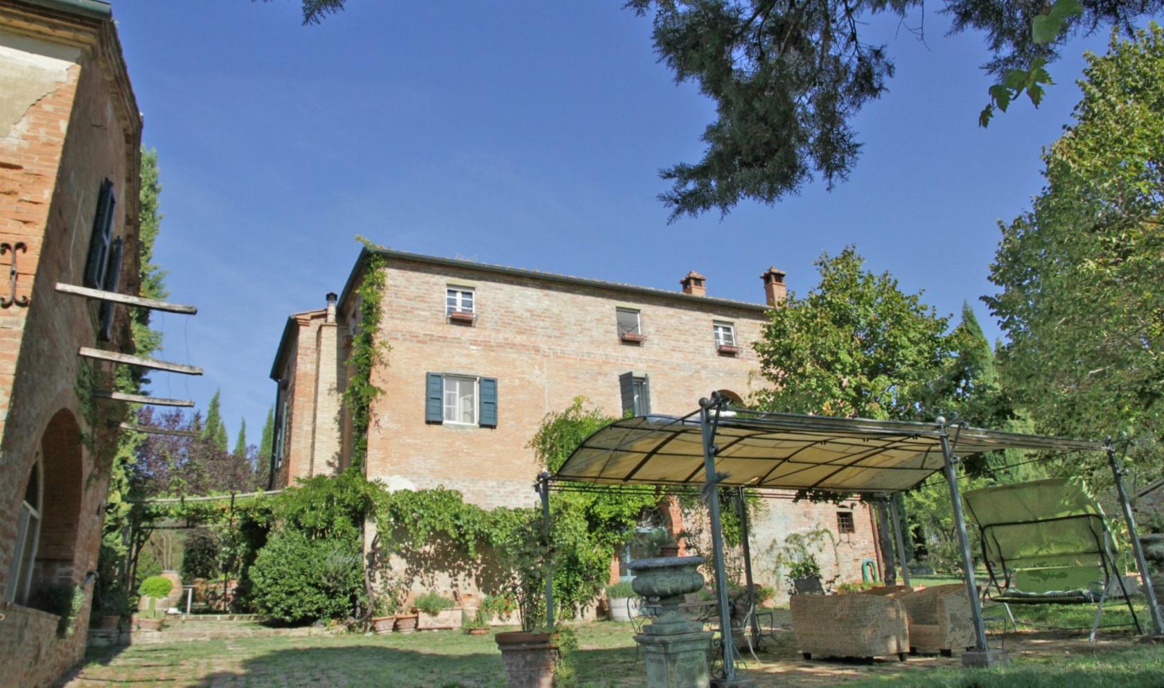 Toscana Immobiliare - Podere in vendita con villa principale, casa del custode,annessi e terreno