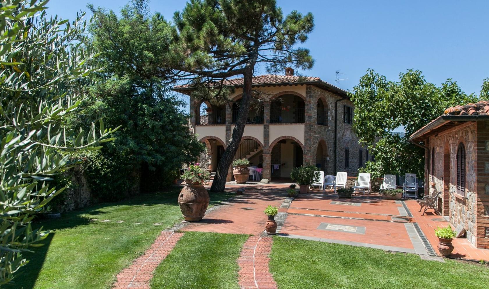Toscana Immobiliare - Bucine, Azienda agricola con vigneto e oliveto in vendita.