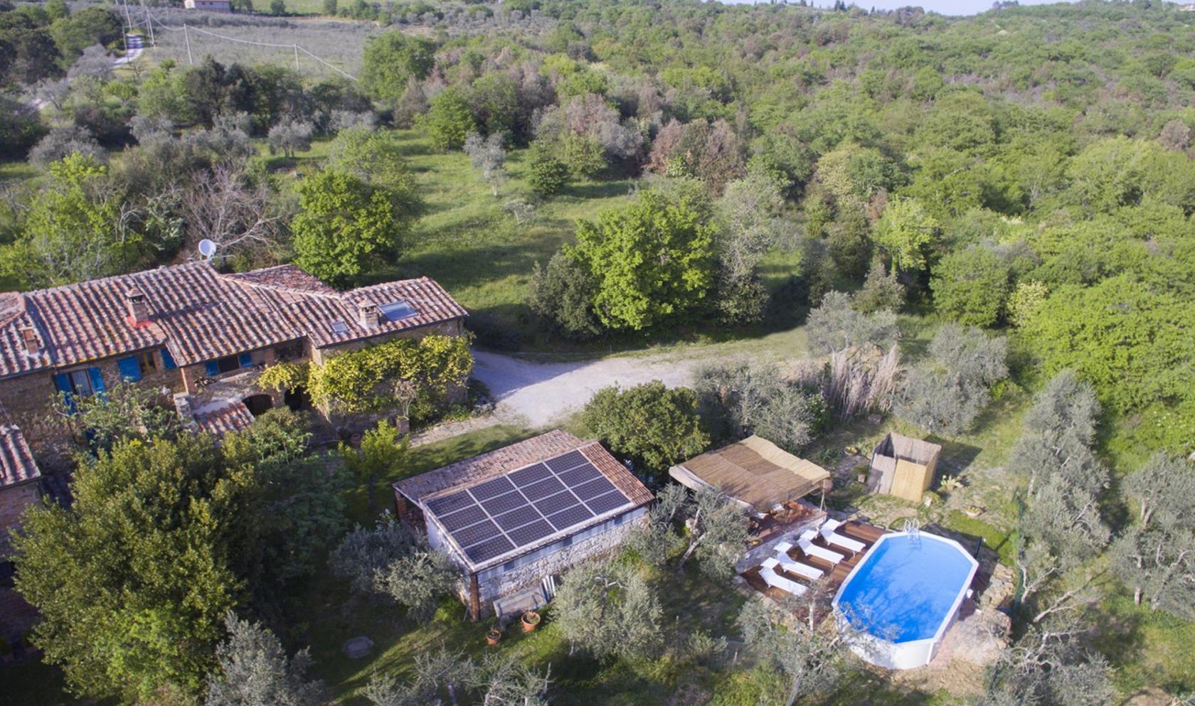 Toscana Immobiliare - The main building consists of a 180 sqm old stone farmhouse on two levels, divided into two apartments