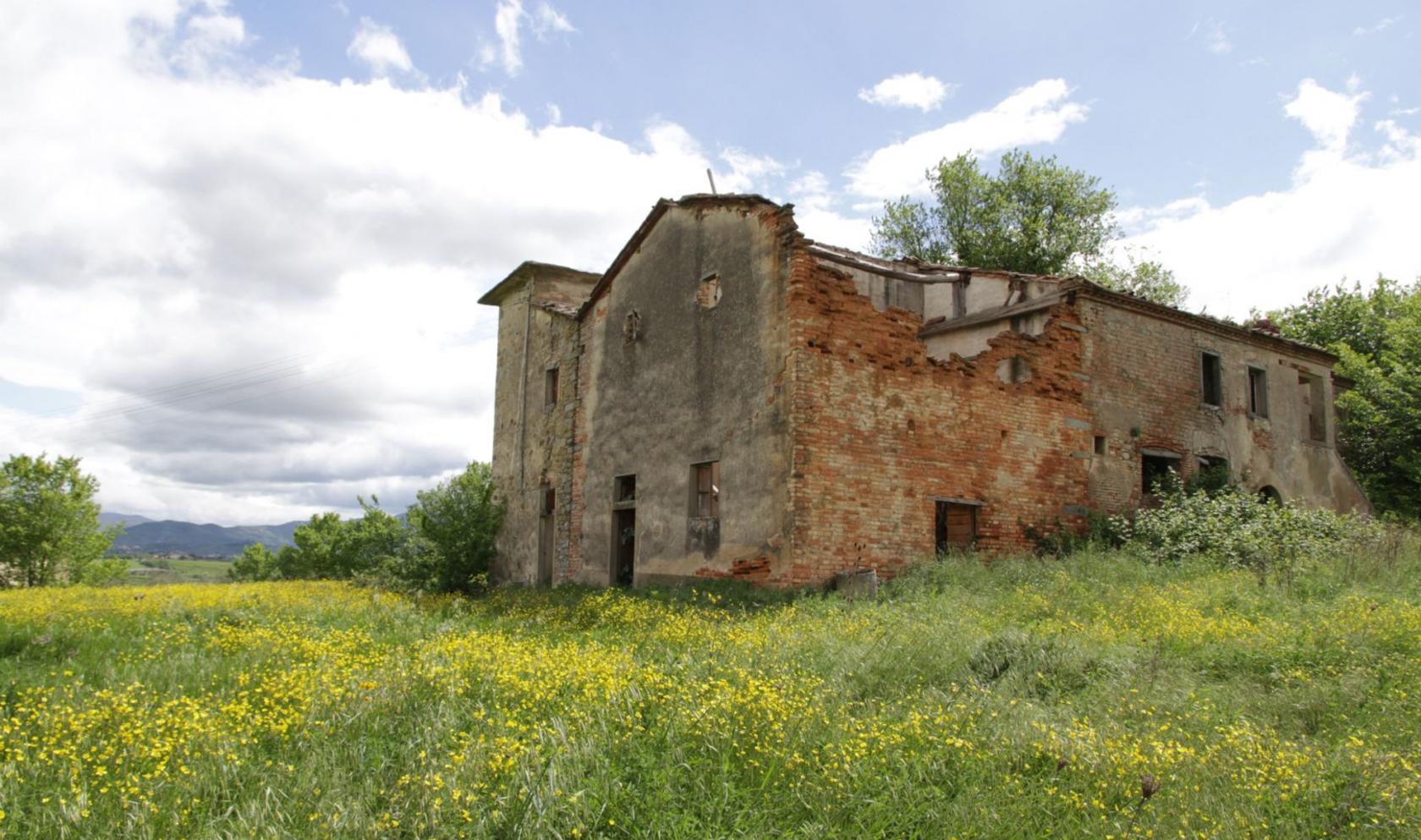 Toscana Immobiliare - Casale da ristrutturare in vendita provincia di Arezzo