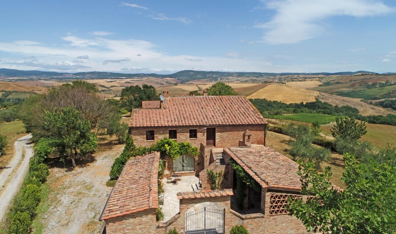 Toscana Immobiliare - Panoramic pool of the property