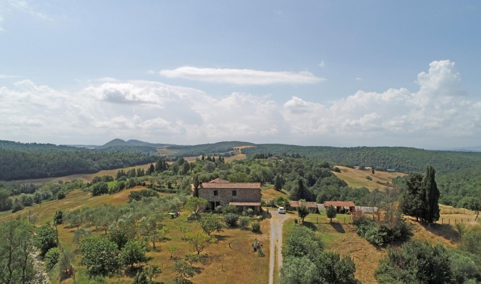 Toscana Immobiliare - Farm for sale In the Tuscan countryside, on the slopes of the Crete Senesi in a wonderful panoramic position