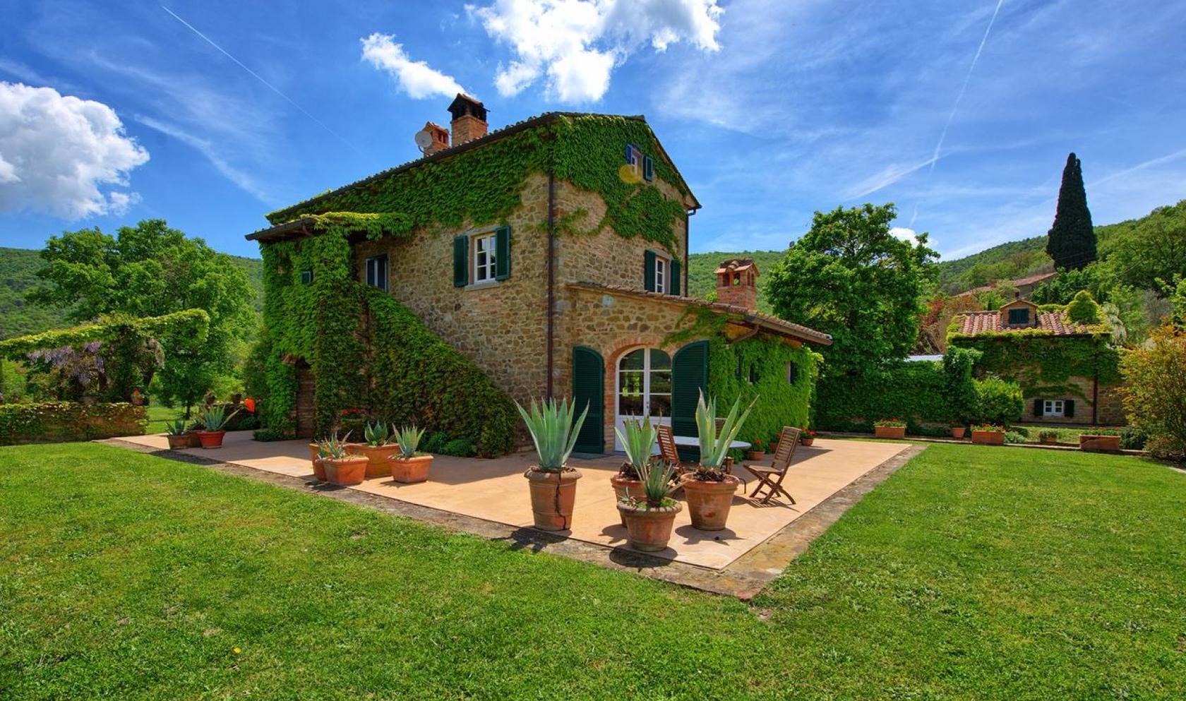 Toscana Immobiliare - Country houses with dèpendance and pool for sale in Cortona
