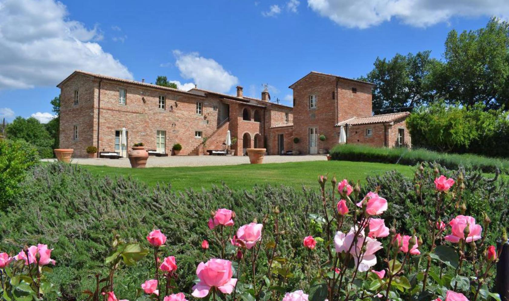 Toscana Immobiliare - Tuscany real Estate on sale farm holidays with 9 apartments