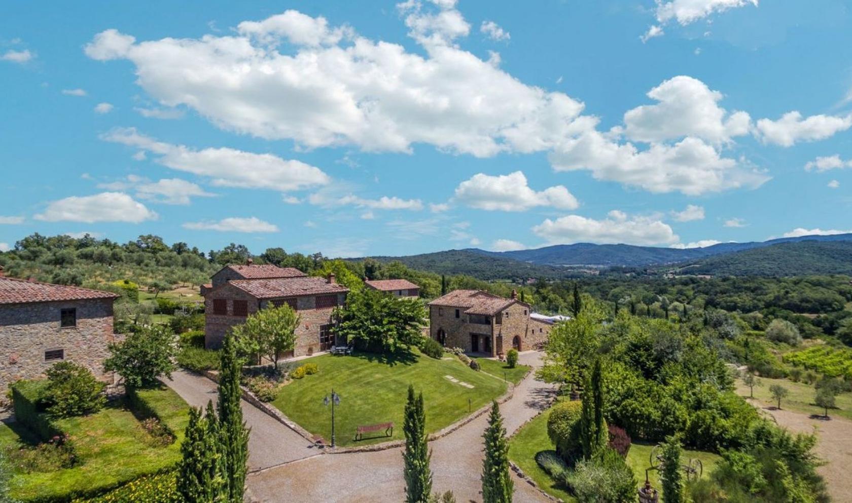 Toscana Immobiliare - prestigious holiday farm in Tuscany