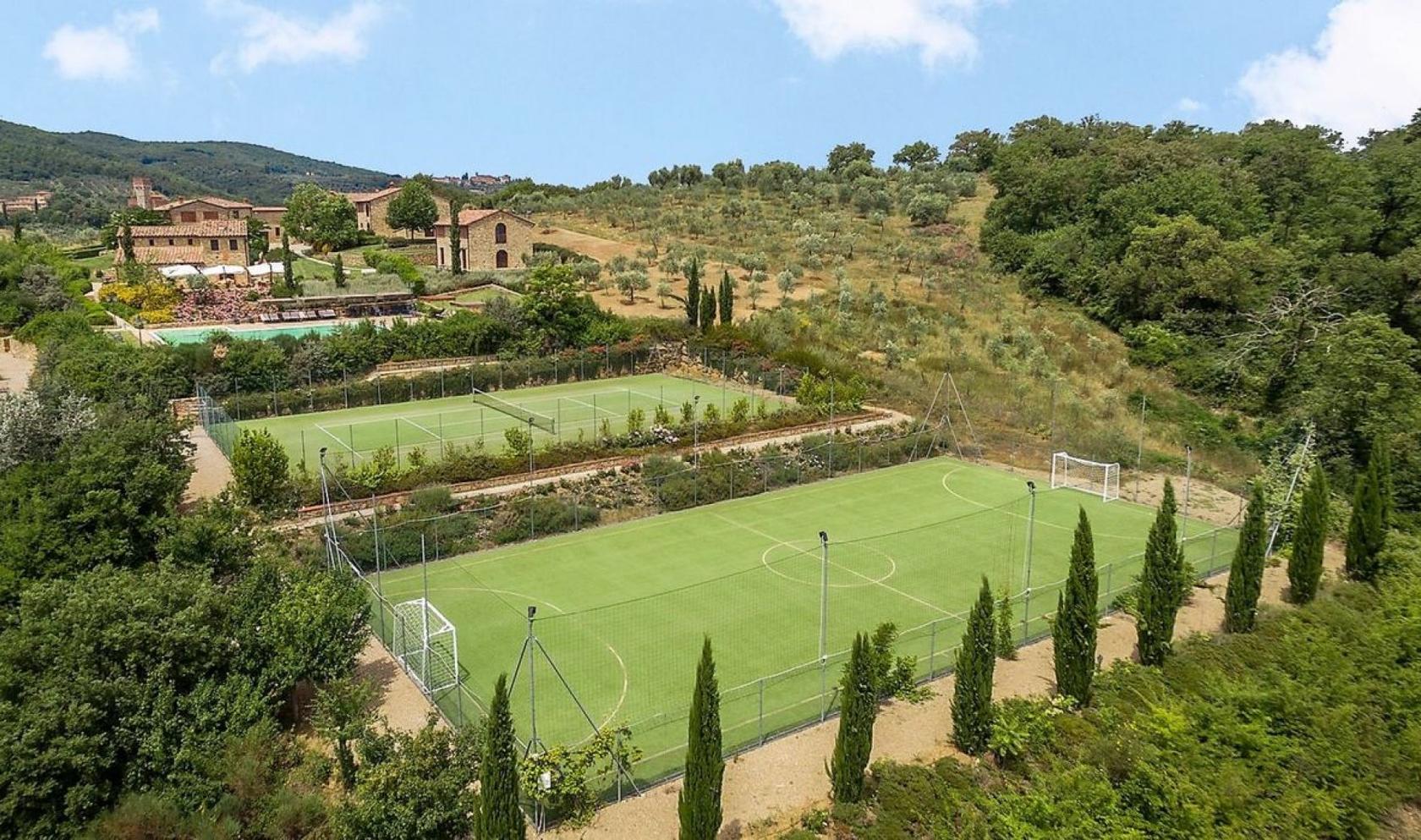 Toscana Immobiliare - vista della proprietà; proprietà in vendita a Bucine con casali ristrutturati, piscine, campi da tennis e calcio e con azienda agricola avviata; Tuscany, property for sale with restored farmhouses, swimming pool, football pitch and farm estate
