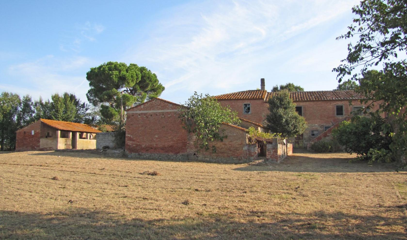 Toscana Immobiliare - Casale da ristrutturare con terreno in vendita a Cortona, Toscana