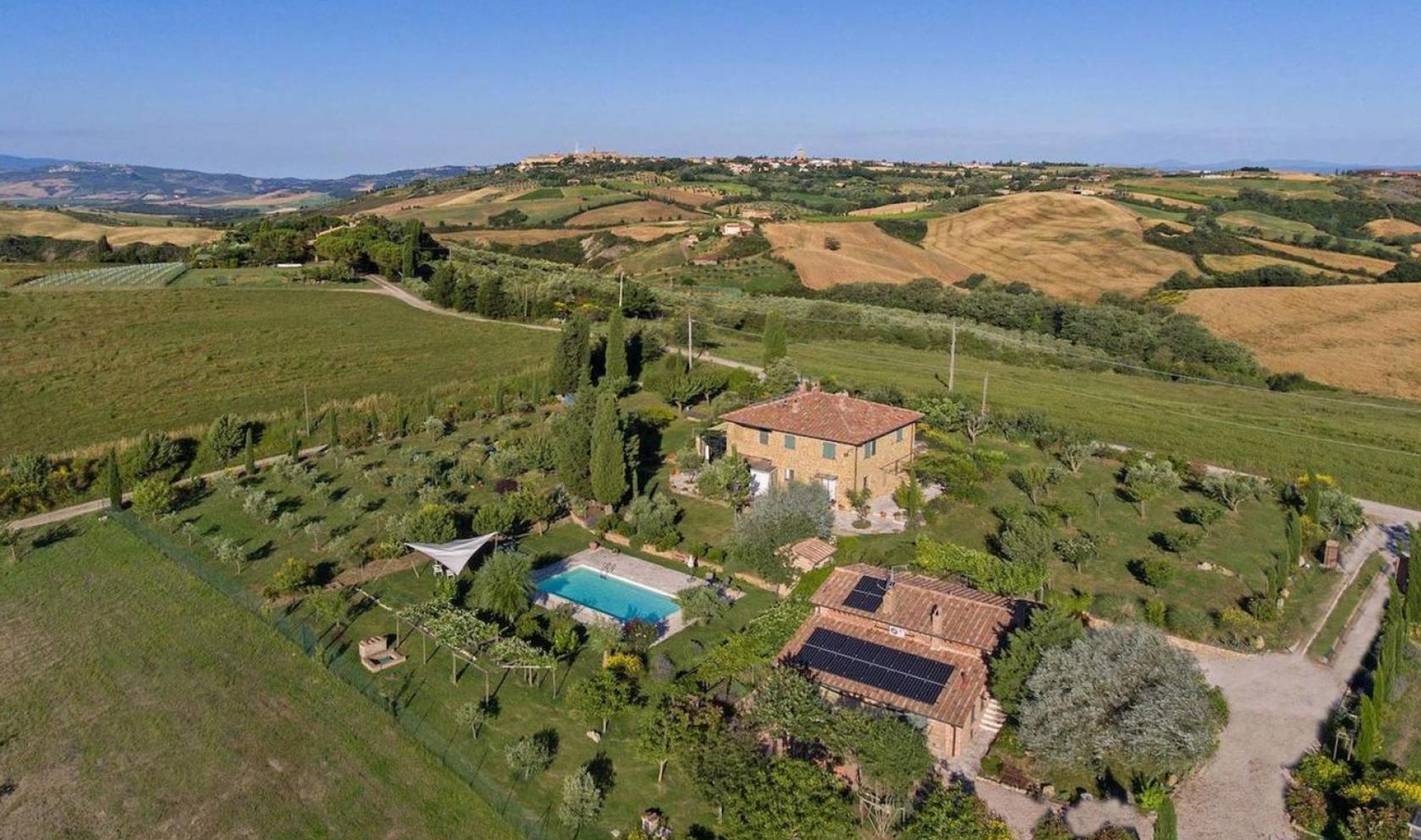 Toscana Immobiliare - Beautiful country house for sale near Pienza