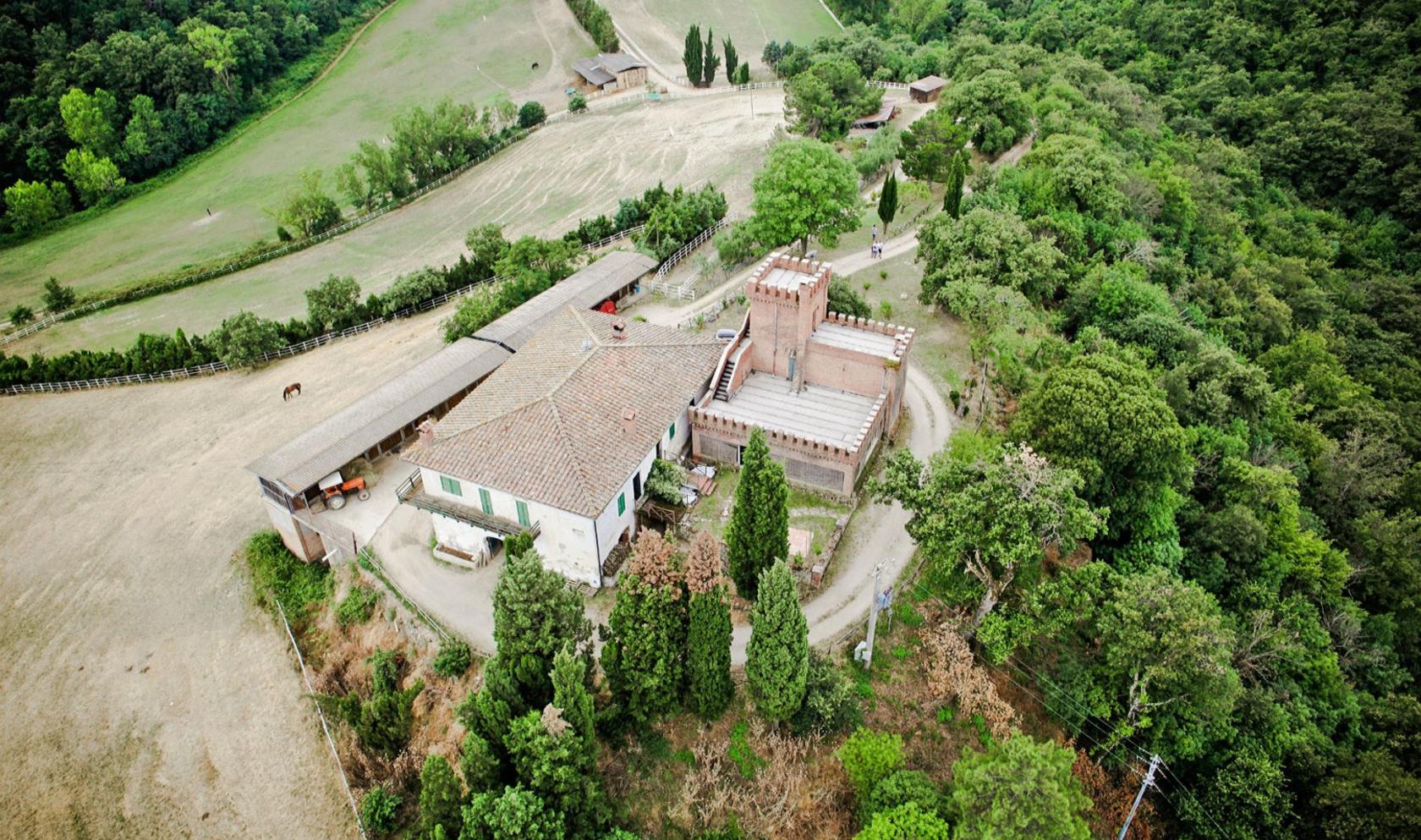 Toscana Immobiliare - Farm with hunting reserve for sale Siena, Tuscany